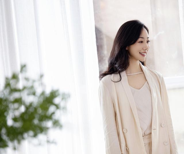 京城四美:有人未婚,有人离婚,有人是假富太太,有人被限制出境