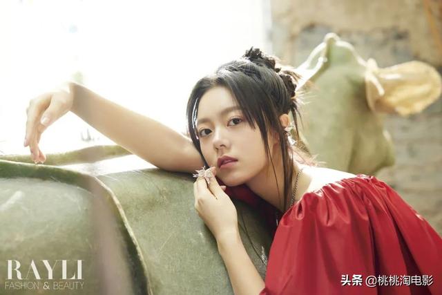 00后小花赵今麦《GQ》黑白风格写真大片，变身摇滚酷女孩