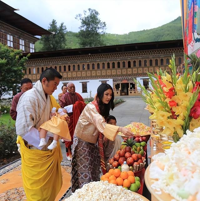 2020年,不丹最美公主嫁入嫂子佩玛家族,穿传统红嫁衣戴牡丹王冠