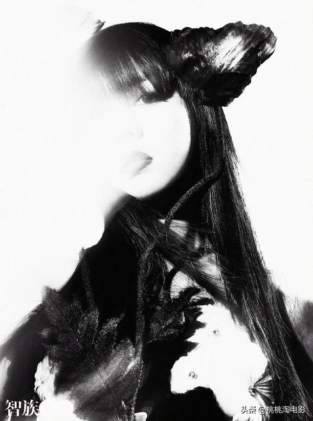 00后小花赵今麦《GQ》黑白风格写真大片，变身摇滚酷女孩