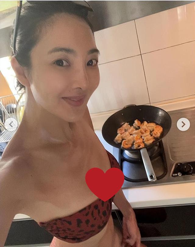 明明已为人母，却个个身材火辣、性感美艳，有人一口气连生四胎