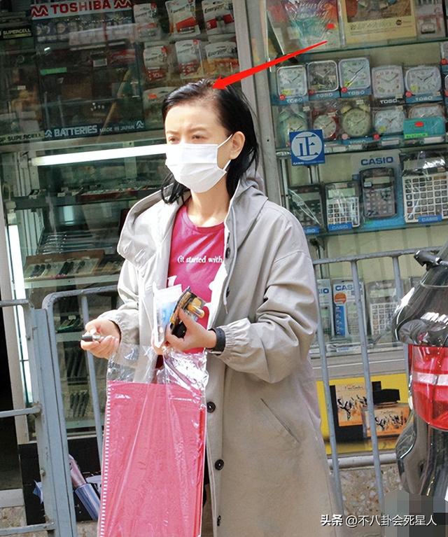 憔悴、浮肿、秃头,10位女星素颜街拍照,让我看见了人间真实