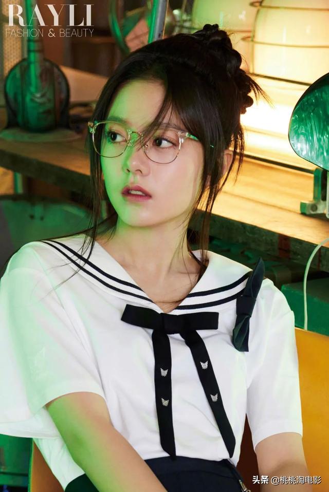 00后小花赵今麦《GQ》黑白风格写真大片，变身摇滚酷女孩