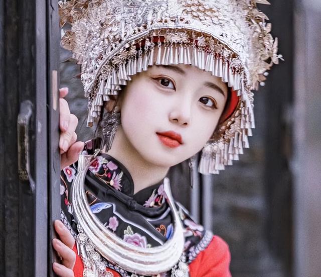 “土家族”女孩晒南大研究生证，高颜值惊艳众人，评论却一股酸味