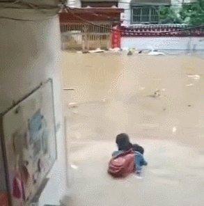 考完了，“一字马”女孩火了！网友：开心到劈叉