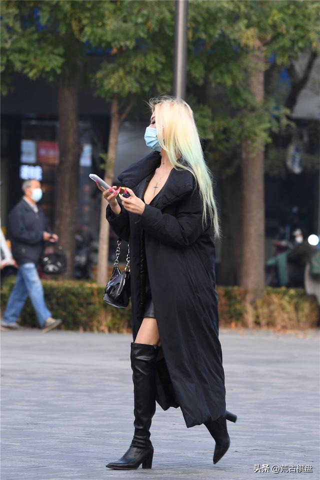 秋冬季节搭配过膝长靴,最好是搭配高跟款式,衬托身材高挑