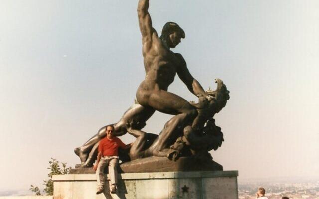 美国普通退休教师,居然是传说雌雄大盗?逍遥半生,到死都没被抓