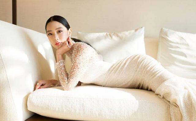 亚洲第一美女克拉拉真是尤物,长裙遮不住傲人曲线,多肉身材抢镜