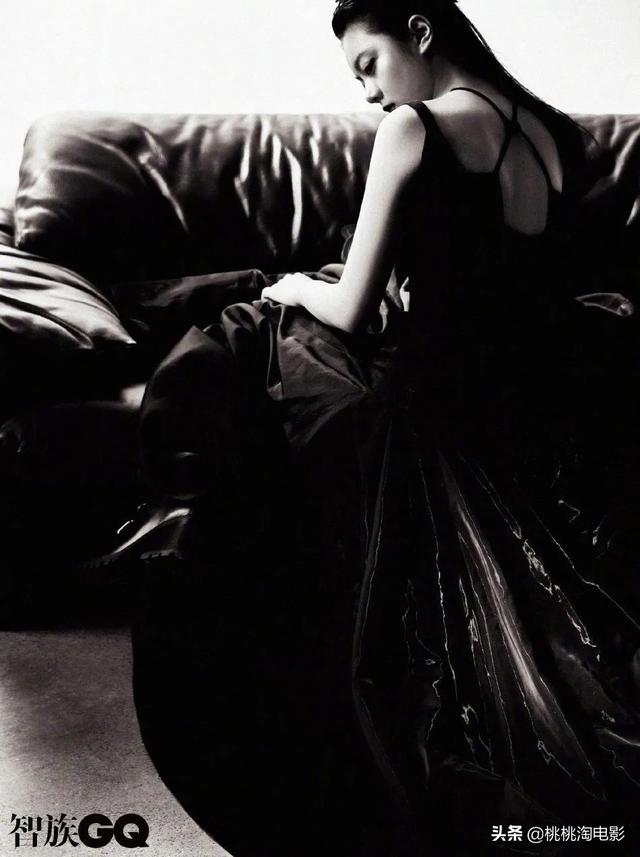 00后小花赵今麦《GQ》黑白风格写真大片，变身摇滚酷女孩