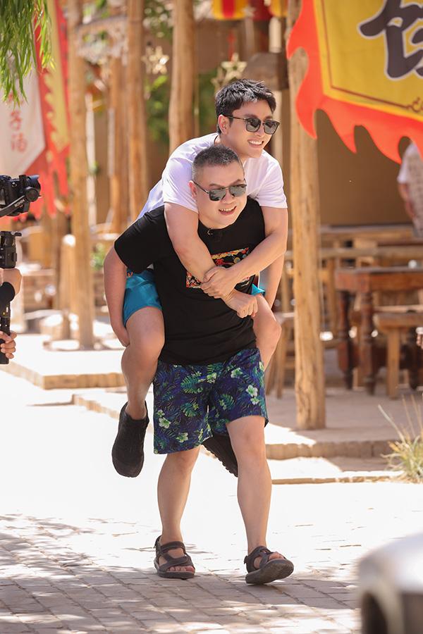 《极限挑战6》沙漠徒步困难重重 成员逆风而行一起拼