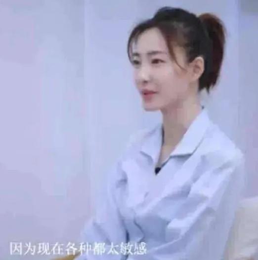 36岁王丽坤逛迪士尼，生图双腿细长白嫩，手部青筋太多健康引担忧