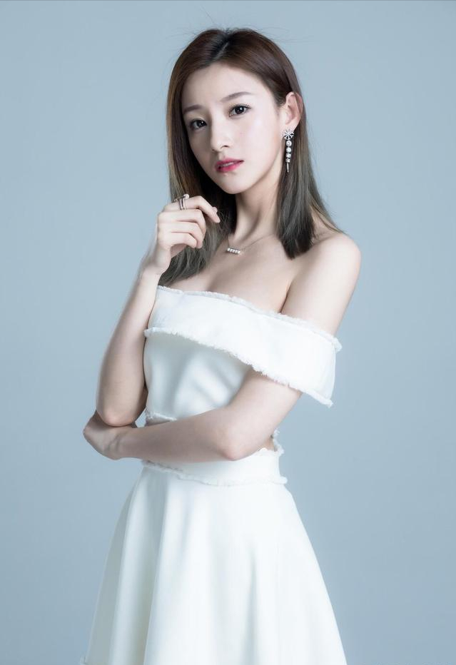 央视10大美女主持人,个个才貌双全,董卿知性,海霞端庄