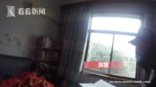 赖床被教育,6岁女孩报警求救:你们快来,哥哥和奶奶打我屁股