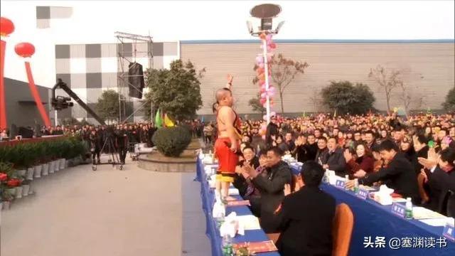 重庆1米2小男人娶1米65美娇娘，买7套房开豪车