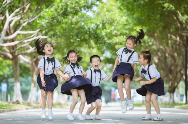 幼儿园毕业照惊艳到网友，家长却无奈表示，这份仪式感价值398元