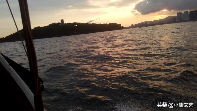 榕树下戴墨镜的青年