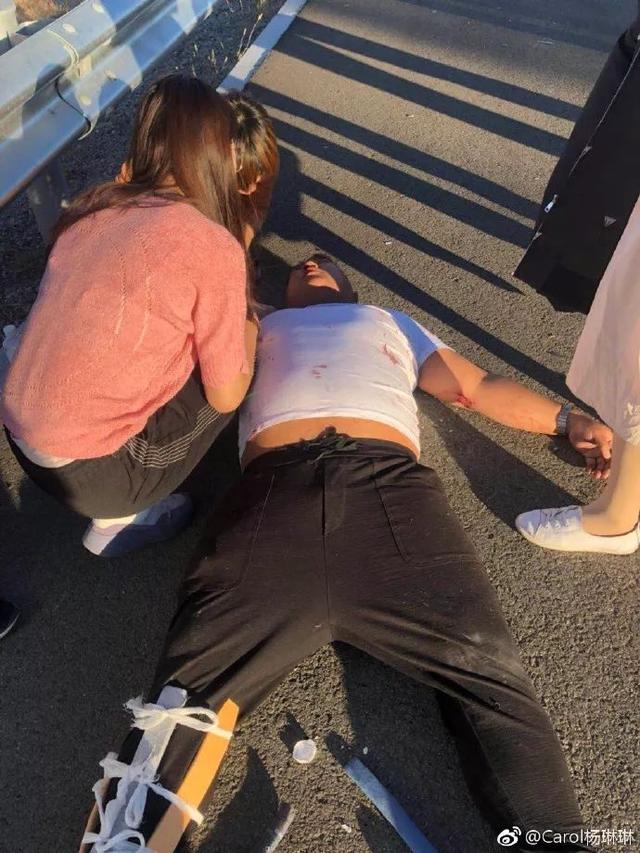 高速路上，漂亮女孩不顾母亲劝阻，跳下车一路狂奔连救3人