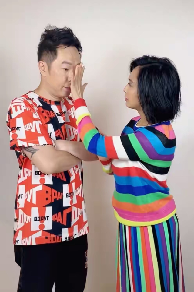 港圈四大女神齐热舞,身材纤细长腿瞩目,穿衣大胆舞姿不输女团