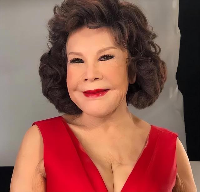 90岁香港三级女星黄夏蕙出来工作！为三餐不惜乞讨，家中财富过亿