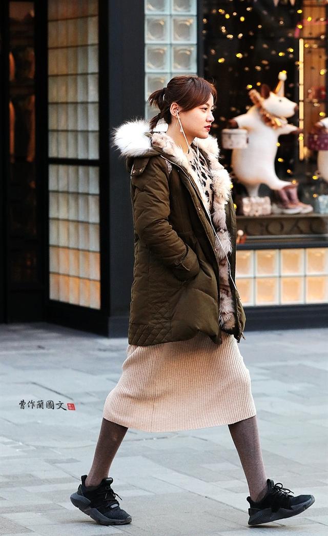 街拍:丝袜美女,穿来穿去还得是黑丝