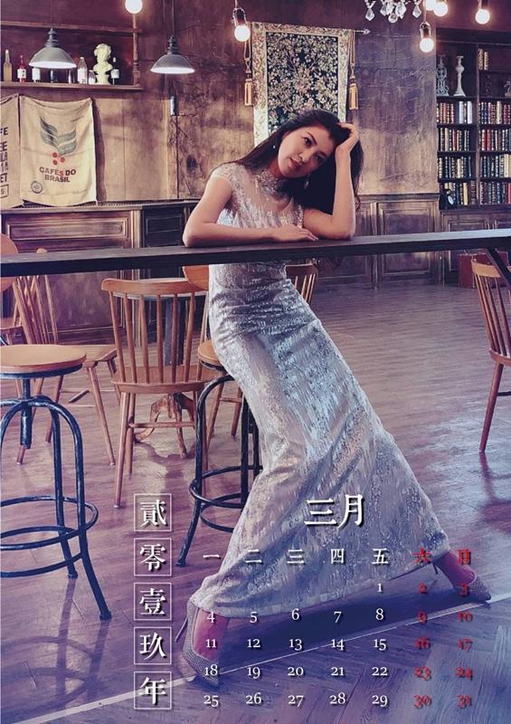 “神力女超人”许淑华拍月历 逆天长腿被赞“跟我人一样高”