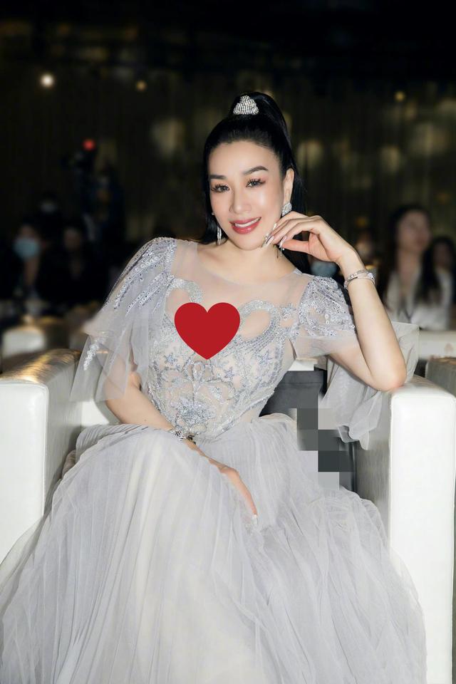 明明已为人母，却个个身材火辣、性感美艳，有人一口气连生四胎