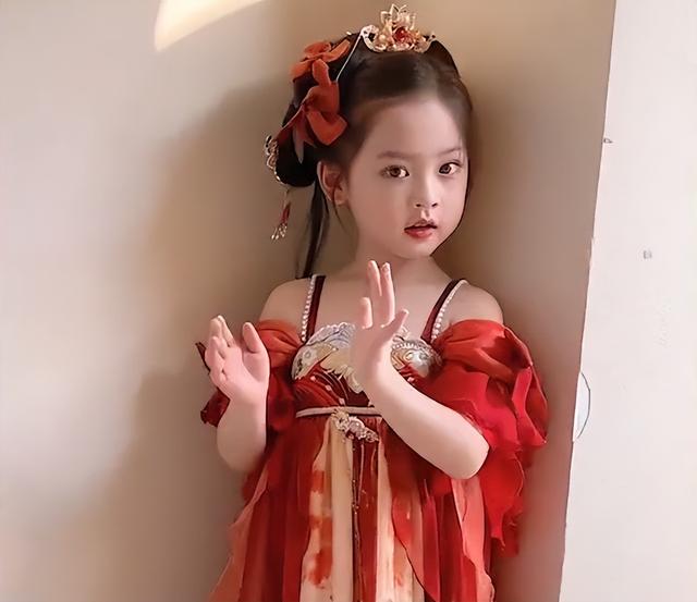 浙江一宝妈拍下女儿扭腰跳舞看呆网友：古代十岁倾国倾城是真的