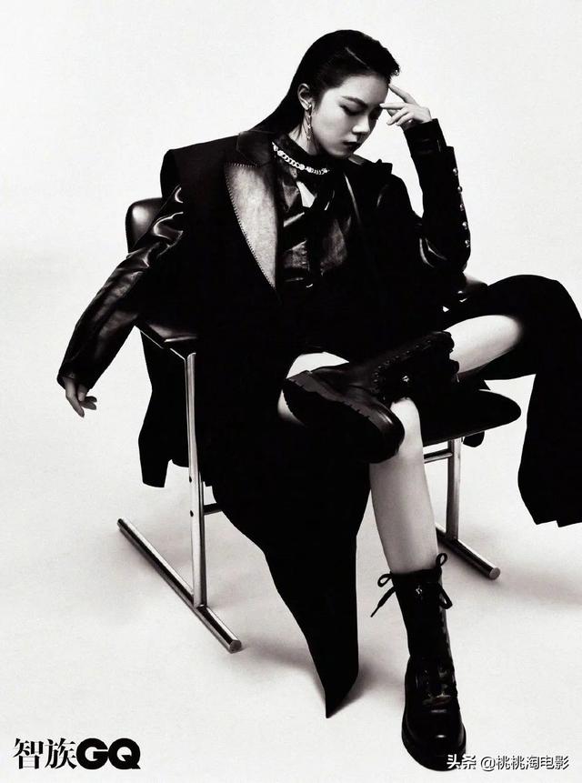 00后小花赵今麦《GQ》黑白风格写真大片，变身摇滚酷女孩