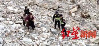 致敬！不会游泳 51岁丹巴女子仍冲入大渡河救起轻生者