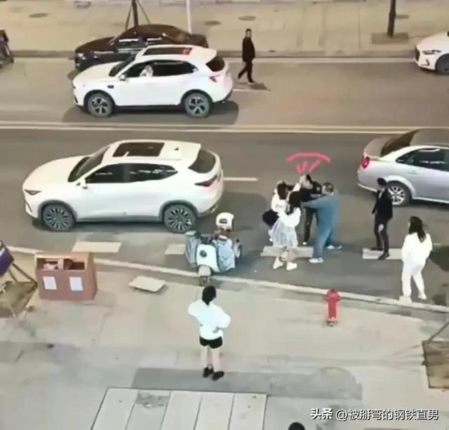 反转，从猥亵变成殴打，女孩嘴遁、抓头发、踢裆部，错全在男人？