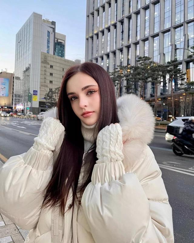 美的好似娃娃的俄罗斯美女Sasha Song