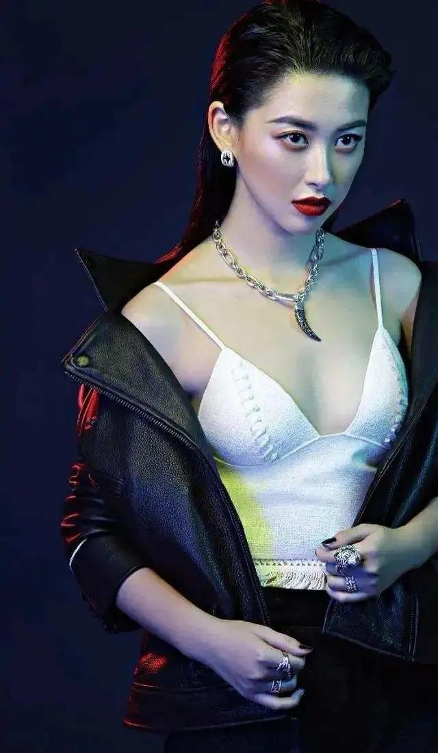 明明已为人母，却个个身材火辣、性感美艳，有人一口气连生四胎