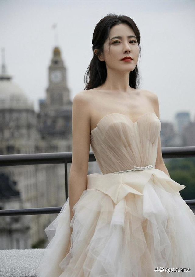 许晴的臀、舒淇的唇、李小冉的胸,这些中年女星性感起来能迷死人