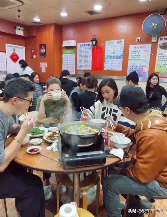 何超莲窦骁现身平价小吃店,打扮低调接地气,和佘诗曼一起聚餐