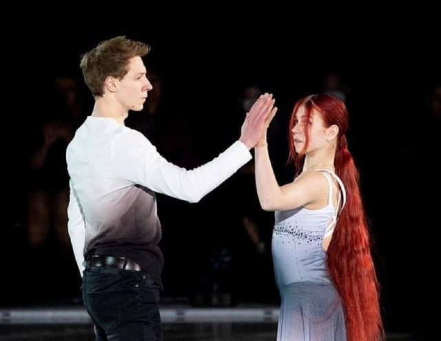 辣眼!欧美允许同性选手参加男女双人滑 冰上将现两男相拥