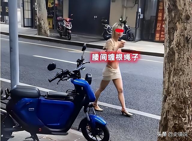 上海一女子自信穿着出门，腰间缠绕两条绳子，懒得理路人异样眼光