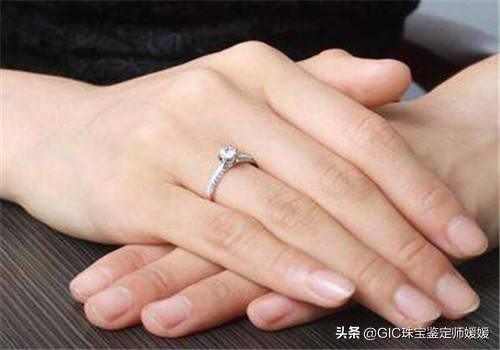 戒指戴在不同的手指都有独特意义，告诉其中的意思，千万别戴错！