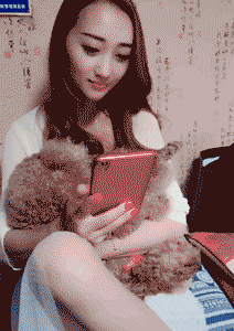 姑娘在大街玩喷水，忽然发现被人看见了，有点不好意思哈哈哈