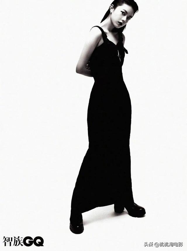 00后小花赵今麦《GQ》黑白风格写真大片，变身摇滚酷女孩