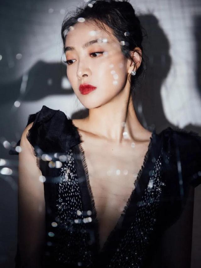 八位美女写真,风姿绰约小天仙,惊鸿一瞥清流溪,有你喜欢的吗?