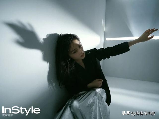 00后小花赵今麦《GQ》黑白风格写真大片，变身摇滚酷女孩