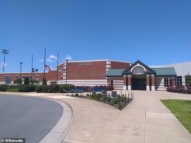 美国男生穿裙子进入女厕所强奸女孩，受害者父亲反被学校当疯子