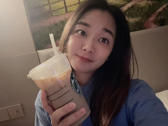 穿拖鞋扒车救人，这个90后美女护士被网友直呼：女侠