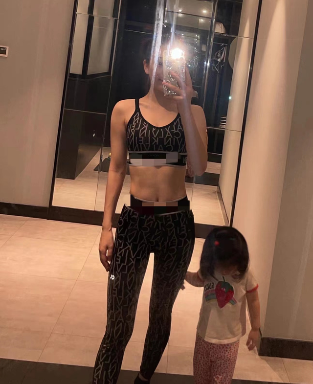 明明已为人母，却个个身材火辣、性感美艳，有人一口气连生四胎