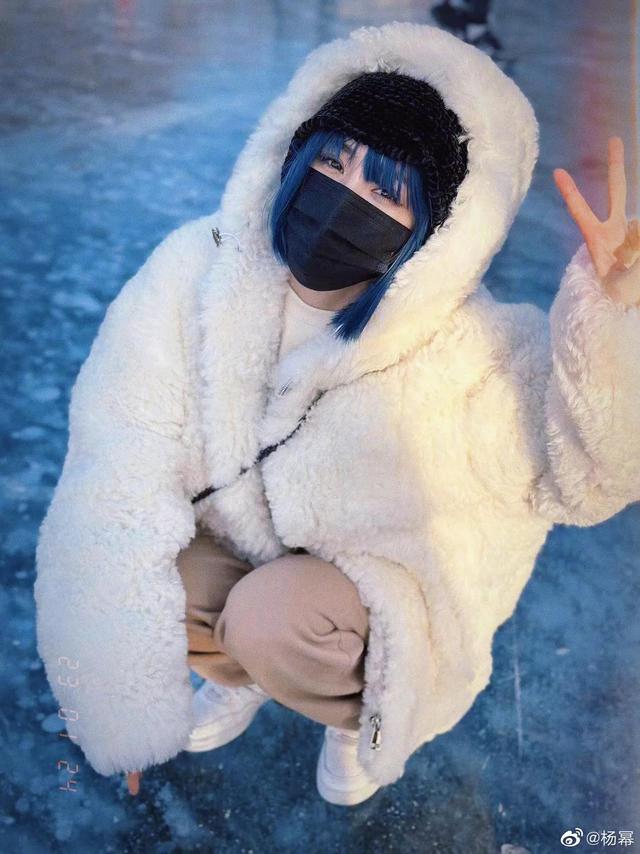 杨幂最新蓝发造型