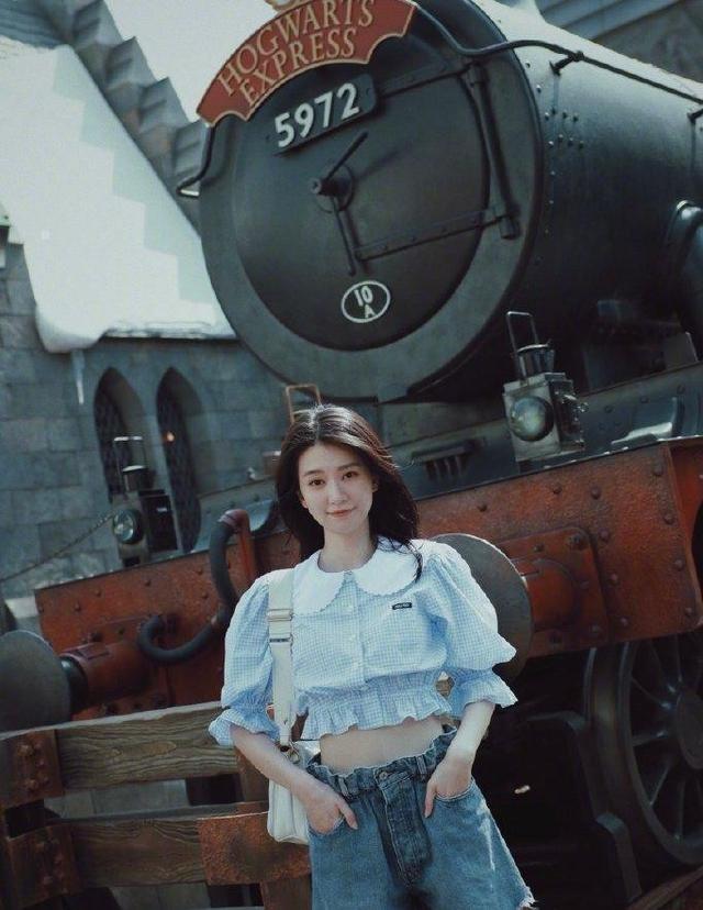 乔欣的身材比例简直逆天,戴眼镜穿吊带似清纯学妹,花式秀小蛮腰