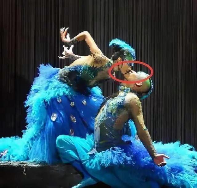 杨丽萍孔雀舞惹争议!男女胸部紧贴一起来回乱蹭,网友直呼辣眼睛