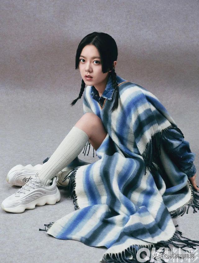 00后小花赵今麦《GQ》黑白风格写真大片，变身摇滚酷女孩