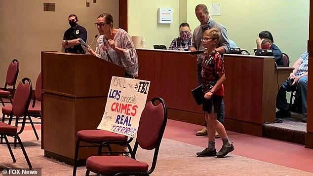 美国男生穿裙子进入女厕所强奸女孩，受害者父亲反被学校当疯子