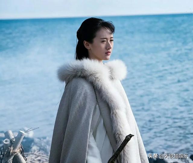 颜值不够就别穿貂了,10位古装美人告诉你啥叫大氅在身,雍容华贵